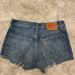 Levis 501 shorts - Säljer dessa svinsnygga Levis 501 jeansshorts. Älskar dessa, men de är tyvärr för små. Säljs för bra pris