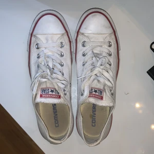 Converse  - Vita låga converse💗 använde några gånger men bra skick, nått märke men går att få bort!  Stl 39