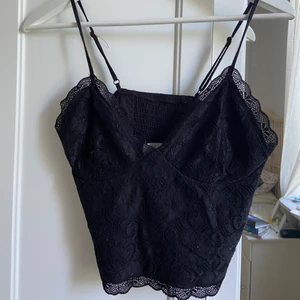 Svart spetstopp - En svart topp i spets. Väldigt bra skick