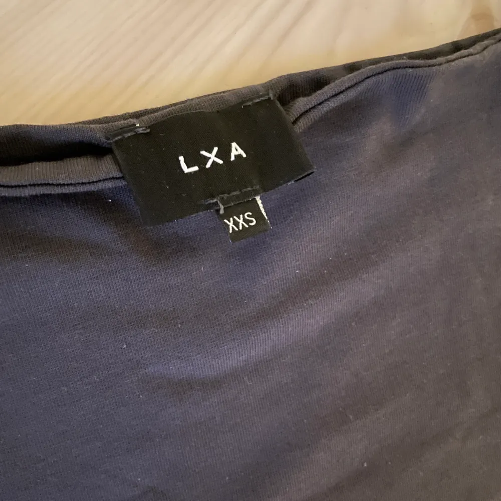 Grått linne från LXA, XXS, passar även mig som är XS, den kommer bara inte till användning . Toppar.