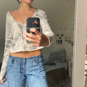 Långärmad t-shirt - Cool långärmad t-shirt från weekday med batik-liknande tryck, super snygg och framförallt så skön. Inköpt för lite mer än ett år sedan.🙏🏼