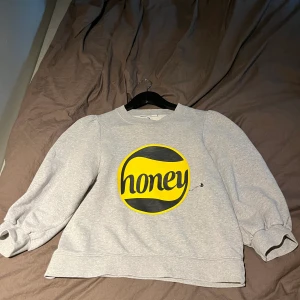 Ganni Tröja - Grå tröja från Ganni med tryck! Fina ärmar oxå! 