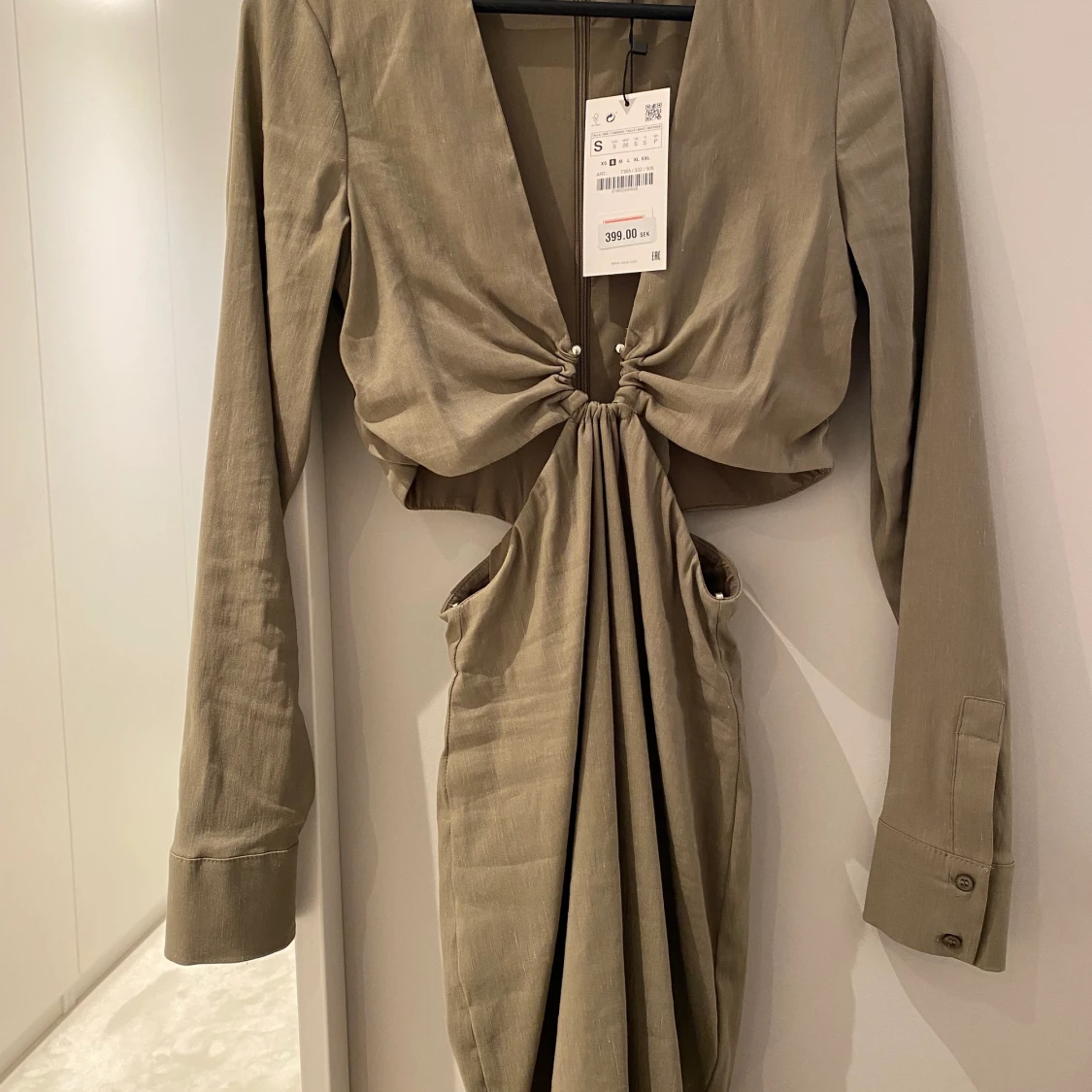 Grön klänning med cut out - 90