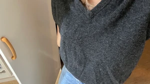 Stickad väst - En väst köpt på secondhand, med ett litet hål på baksidan💗 fera bilder kan ordnas!