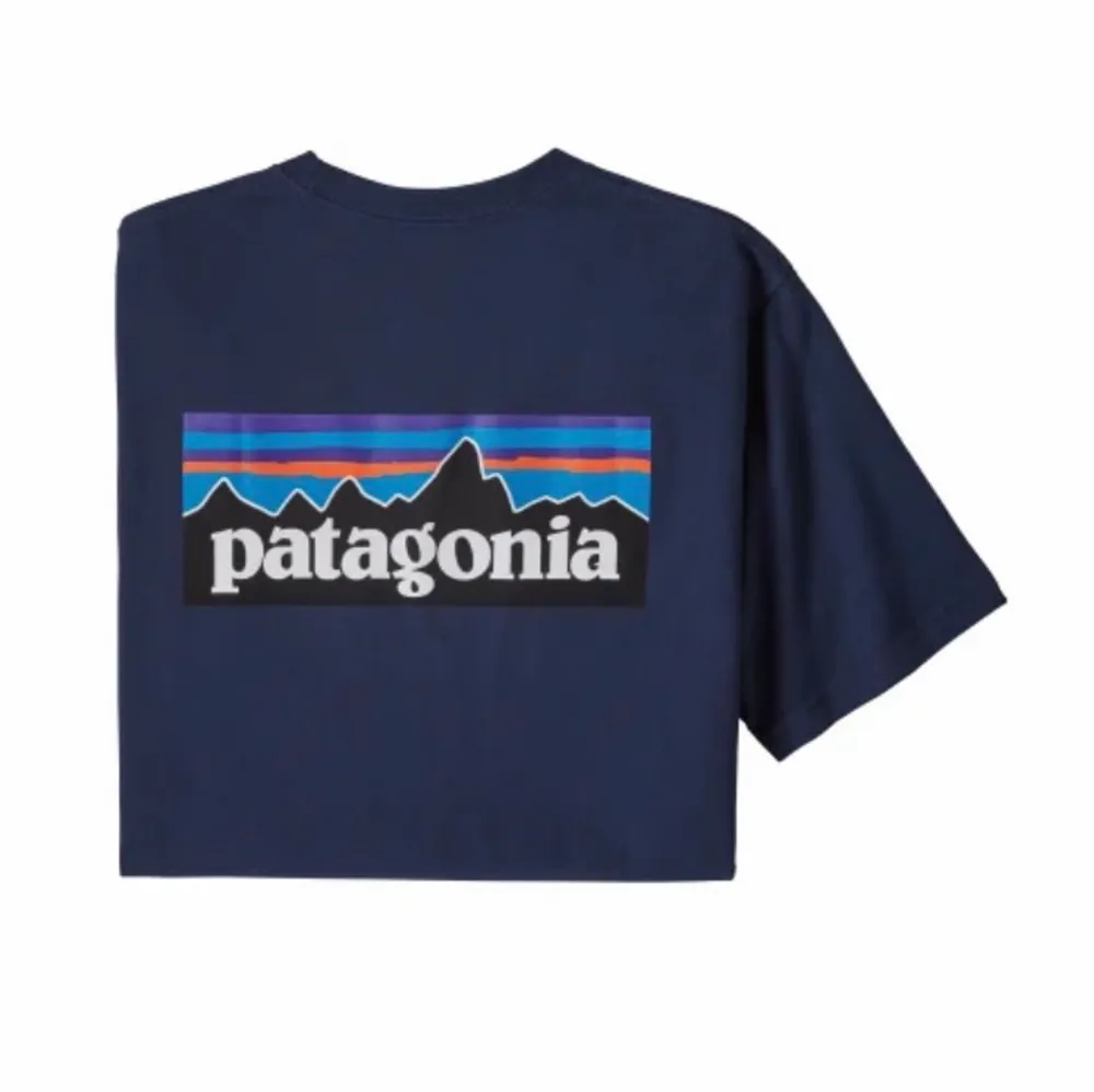 Säljer min mörkblå patagonia t shirt som knappt blivit andvänt och är i topp skick. T-shirts.