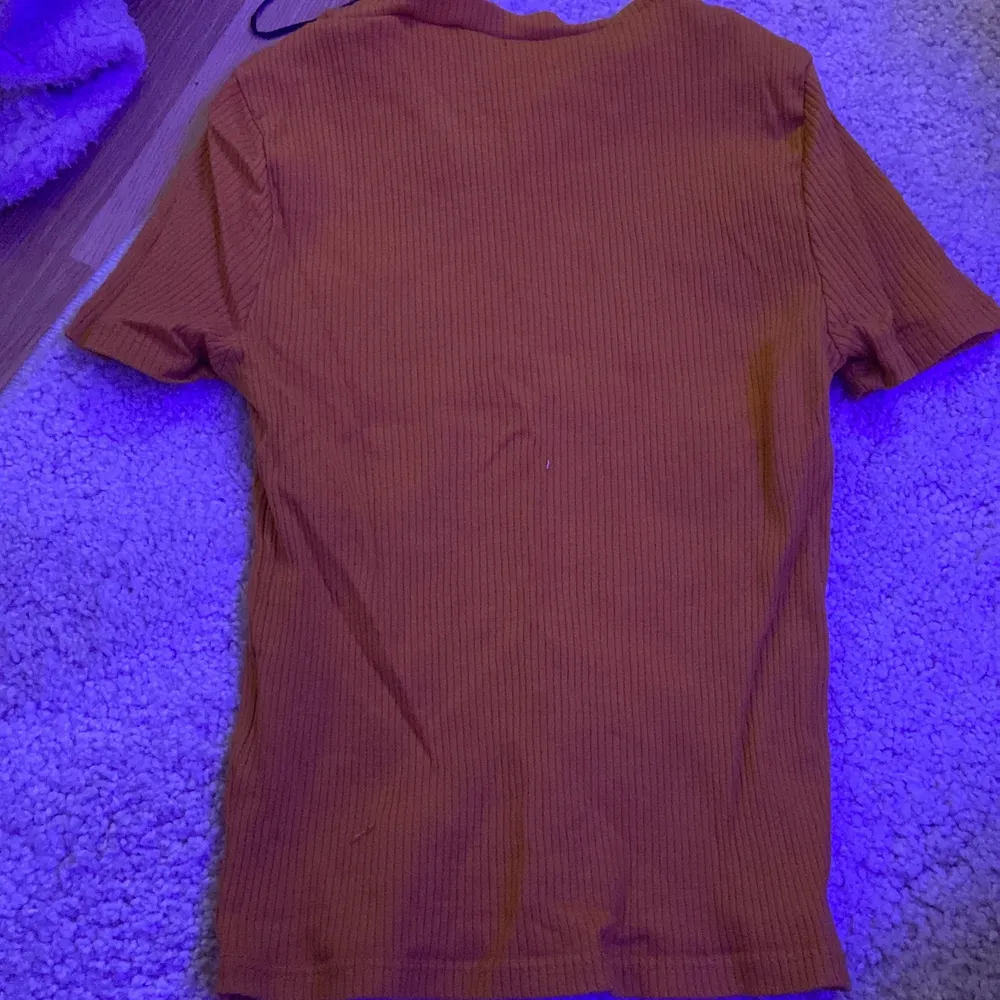 En orange t shirt använde på halloween annars aldrig använd. T-shirts.