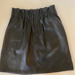 Noisy May Svart Kjol M - Oanvänd svart kjol i storlek Medium från Noisy May. Super fin köpte för det var trändigt men det var inte riktigt min stil. 