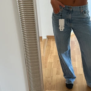 Zara jeans - Helt nya, oanvända, jeans från zara. Nypris 499kr. Mitt pris, 249kr + frakt. 