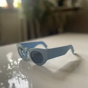 Acne Solglasögon - Acne "Sigmund" solglasögon Riktigt fet statement piece Nypris okänt men solglasögon ligger på 2000:- + hos Acne