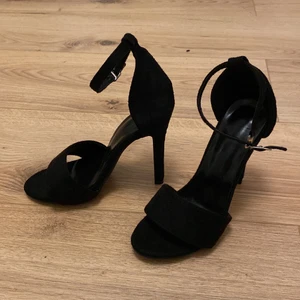 Stelet klackar  - Oanvänd nya skor  Står 35 under skon men dom är ganska stora i storleken så är igentligen 37 