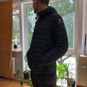 PARAJUMPERS dunjacka strl.M - Äkta parajumperajacka superlightweight i strl.M. Använts en vinter men fortfarande i nyskick. Finns QR kod som bevis på att den är äkta. Orginalpris 4800kr!!!  Killen är 187cm