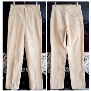 BALL / Vintage/Retro/Jättesnygga manchester byxa /Oanvända! stl S - Äkta Vintage byxa i nyskick! Aldrig använda från Italienska Ball stl 44 men passar som liten S /svensk/  manchester material i vacker beige : 80 % bomull 20% polyester midjan 35 cm  x 2  grenhöjd 25cm stuss 47-48 cm x 2 längd 108cm  innerben 82cm
