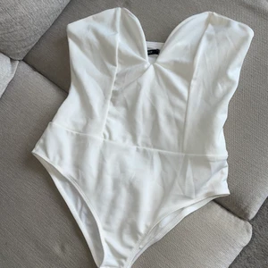 Vit body - Vit body från Gina tricot i storlek L, aldrig använd med lappen kvar