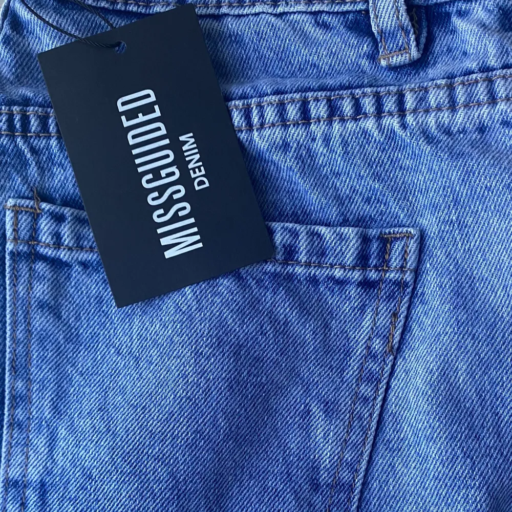 Blå straight jeans ifrån Missguided.  Prislapp kvar så aldrig använda!🤍 köpta för ungefär 400kr. Jeans & Byxor.