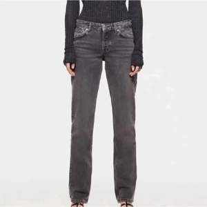 Säljer dessa sjukt snygga, slutsålda gråa Jeans från Zara. Använda 1 gång, säljer p.g.a att de är för små för mig. Storlek S,36 Orginalpris: 359kr (lånad bild)🌟