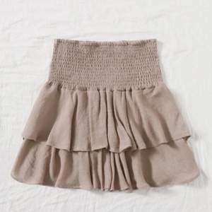 Snygg beige volang kjol, nyskick andvöndt 2 gånger typ. kan posta och mötas upp i sthlm, tryck inte på köp nu❤️❤️