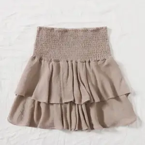 Snygg beige volang kjol, nyskick andvöndt 2 gånger typ. kan posta och mötas upp i sthlm, tryck inte på köp nu❤️❤️