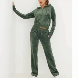 Juicycouture - ❌SÄLJER BARA BYXORNA❌ jag säljer mina juicycouture byxor i färgen Dark moss som inte säljs längre, dom är i storlek M men dom är stora i storleken . Dom är som nya och har ingen skada, hade kunnat tänka mig byta med nån annan i storlek S också❤️