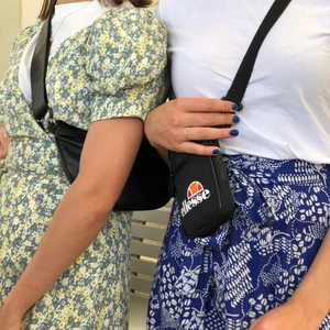 & Other Stories kjol stl.36 - Ren och hel, säljer pga att jag växt ur den!🥹 Två fina slitsar på sidan av benen. Köpare står för frakt ✨