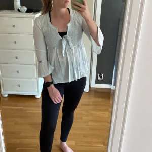 Blus Odd Molly - Ljusblå blus från Odd Molly i storlek 0 (XS). Rosett framtill & fina detaljer vid ärmarna & vid bröstet.