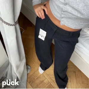 Svarta kostymbyxor  - Lågmidjade svarta kritstrecksrandiga kostymbyxor🔥(första bilden lånad) De är uppsprättade längst ner, men det går enkelt att sy upp om man vill det midjemåttet:78cm, Innerbenslängd:80cm Kolla gärna in mina andra annonser, säljer bl.a lågmidjade jeans!!🔥