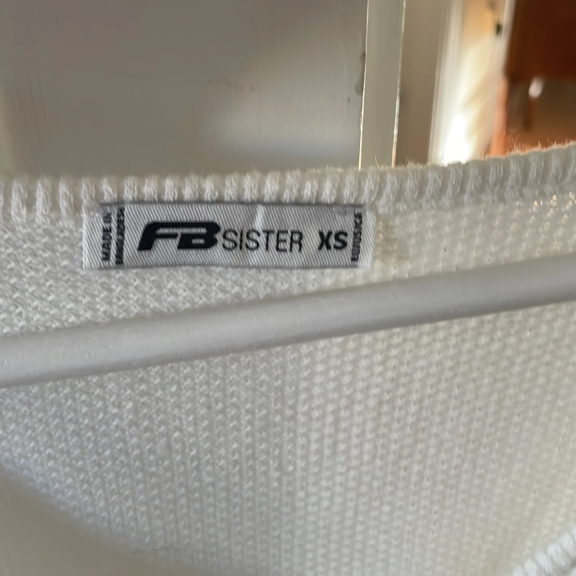 Vit kofta med bruna knappar från New yourker ❤️ - 90