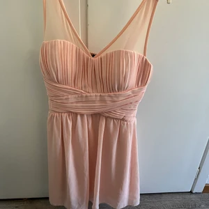 Festklänning - En väldigt fin klänning som kommer i en fantastiskt fin rosa färg. 