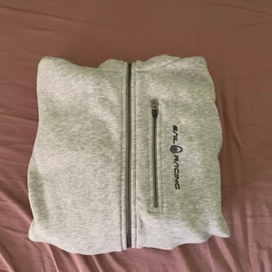 Sail racing tröja - Säljer pga att ja bara använt den en gång och inte behöver. Nypris 1000kr❤️