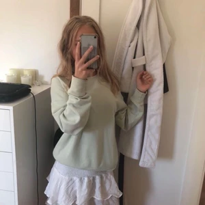 Mintgrön tröja💚 - Säljer gulligaste mintgröna tröjan då jag har flera liknande i samma färg! Så fin färg och modell verkligen och jätteskön, jättefint skick också🥰🥰 pris går alltid att diskutera.