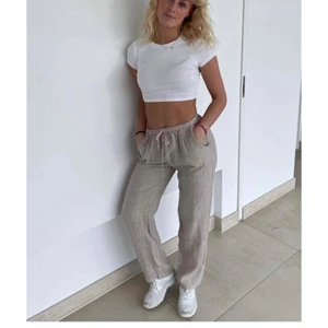 Linnebyxor  - Beige/bruna linnebyxor från design by si i storlek xs/s ni ser måtten på sista bilden! Ordinarie pris 500kr❤️