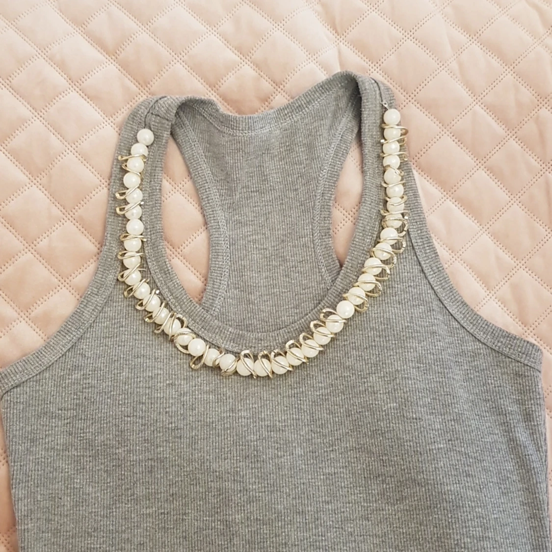 Grått linne med pärlor  - 90