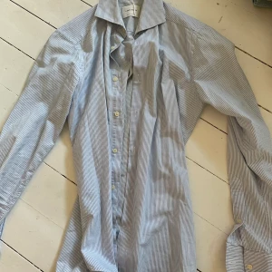 Klassisk skjorta  - Klassisk skjorta från A days march. Blå randig. 