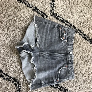 Zara shorts - Jätte fina zara shorts som köptes i vintras och är slutsålda. Nypris 300 kr. De har inga tydliga defekter. Kontakta mig vid frågor eller fler bilder!😊❤️