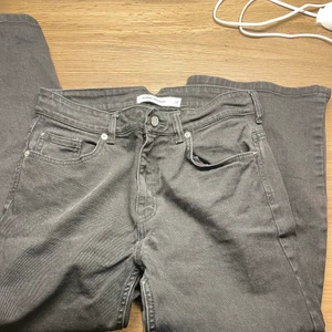 Carin Wester jeans - Ett par ”svarta” Karin Westerjeans. Knappen är lite skadad och längden anpassad efter någon som är ca160 cm lång 