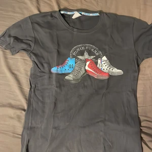 Converse tröja  - Vill bara få bort tröjan, köpt för 250 och växte ur den! 