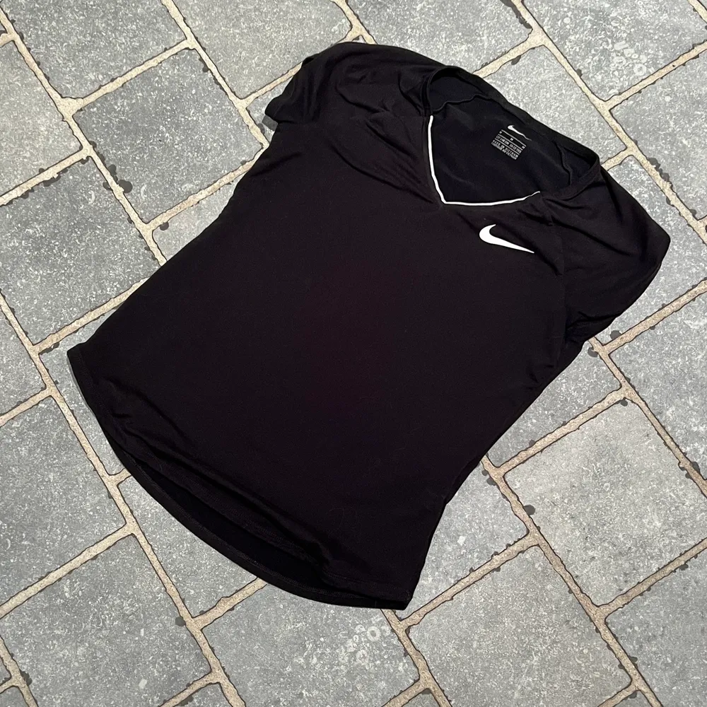 En fin träningstshirt från Nike som är på gränsen till för liten på mig som vanligtvis bär storlek s. Denna tröja är i storlek 134/146 men passar som sagt på en xs eller mindre s❤️. Hoodies.