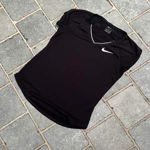 En fin träningstshirt från Nike som är på gränsen till för liten på mig som vanligtvis bär storlek s. Denna tröja är i storlek 134/146 men passar som sagt på en xs eller mindre s❤️