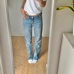 Weekday Low arrow jeans stl 24/34 - Använda 1 gång, stl 24/34, har klippt av dom så dom passar i längden ungefär på någon som är 160/168 cm, buda privat eller köp direkt för 350kr plus frakt🤍🤍