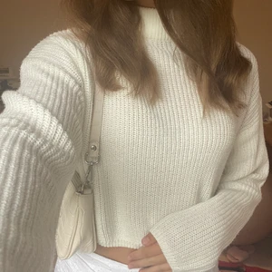 Croppad stickad tröja  - Säljer min vita stickade tröja från H&M då den ej kommer till användning. Sällan använd och ser ut som när jag köpte den. Köparen står för frakt💙