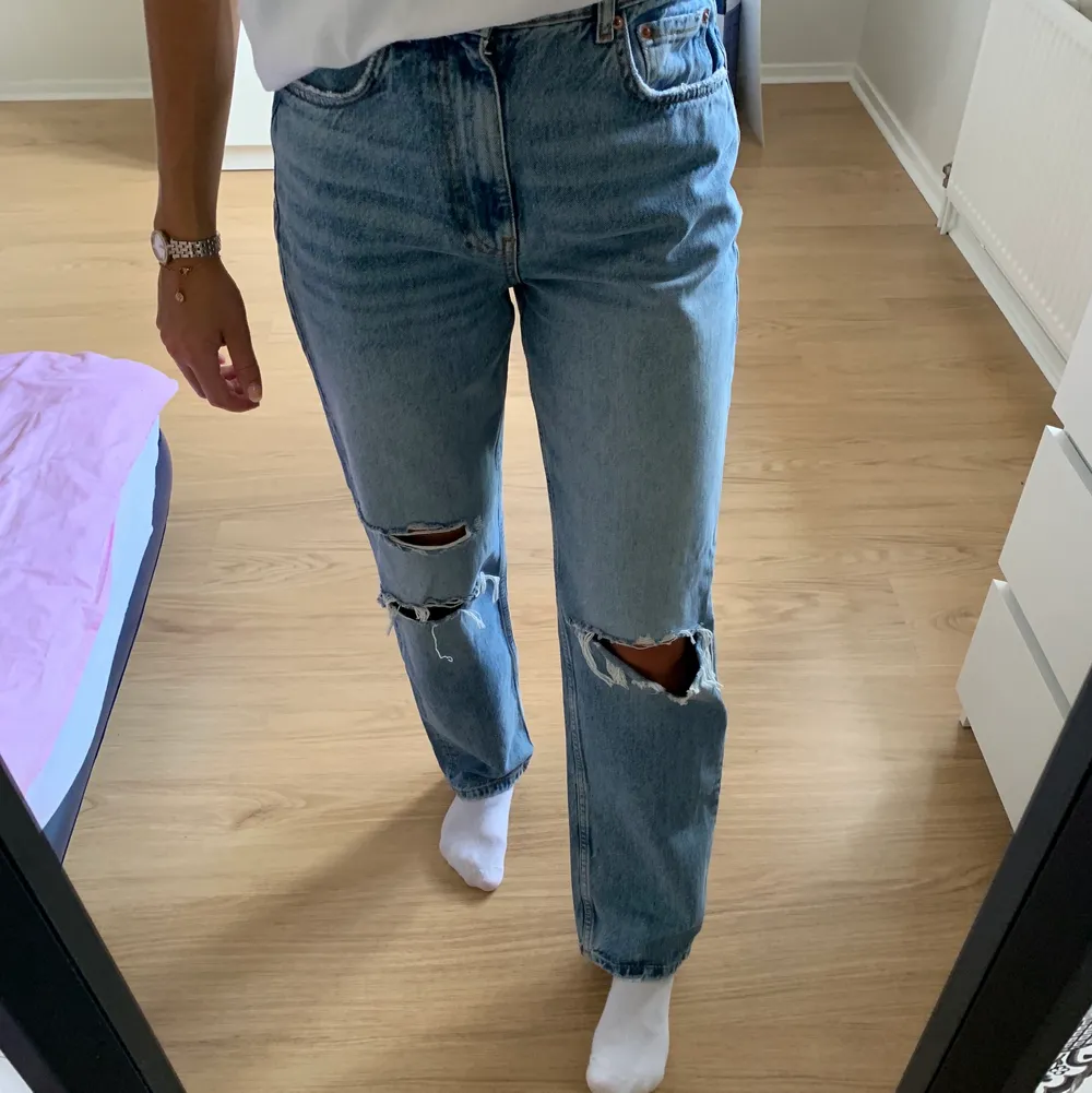 Säljer dessa jeans från Gina Tricot, då dom inte används längre.  Använda fåtal gånger! Vid intresse tveka inte att kontakta!🥰 Nypris 500kr. Jeans & Byxor.