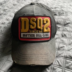 Dsquared2 keps  - Säljer nu denna Dsquared2 keps  Storlek: Alla  Är i ganska använt skick och solblekt på skärmen och det är därför priset är som det är.  Finns att hämta i Askim  Skriv gör fler bilder.  Pris kan diskuteras 