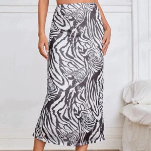 Svart och vit Maxi kjol  - Har ej använts och är i bra skick