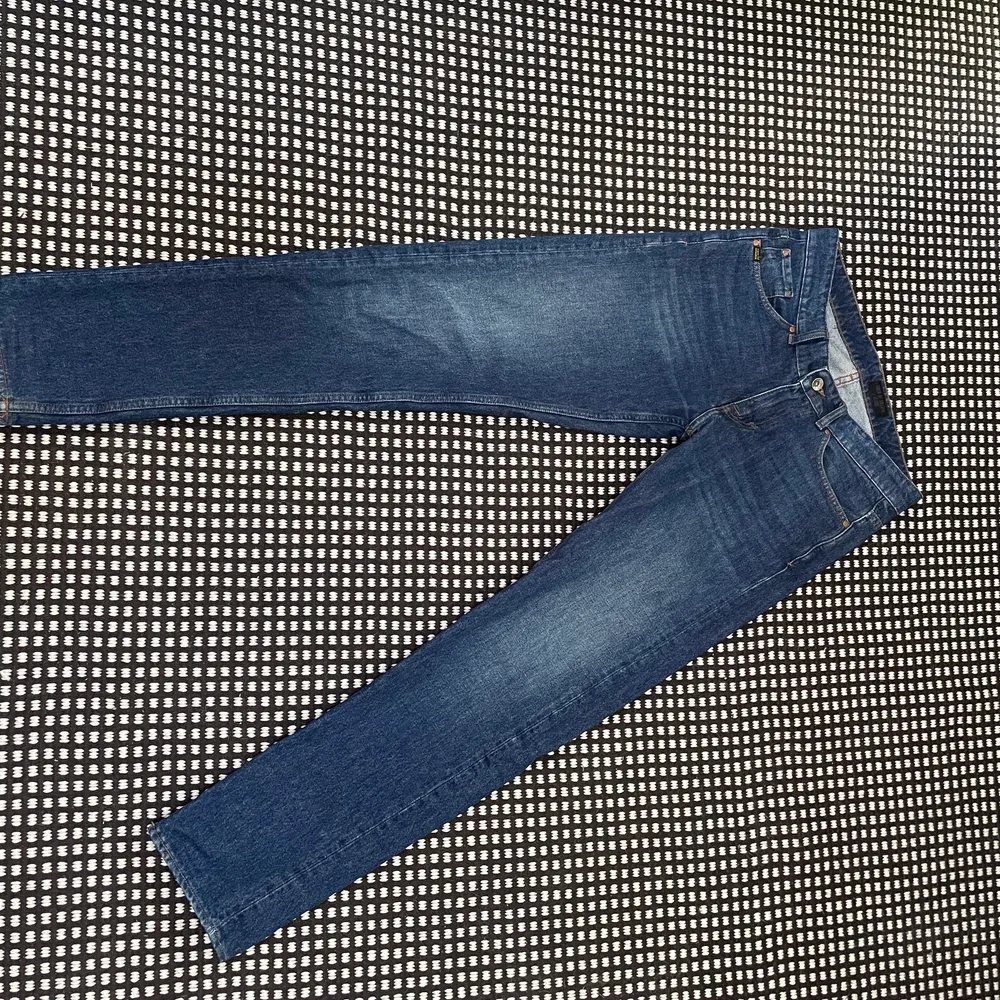 Säljer mina snygga Tiger of Sweden Jeans, då de inte kommer till användning! För fler bilder, kontakta mig! De är i väldigt fint skick och är sparsamt använda, inga defekter! Storleken är 29/32 herr, och passformen är straight fit. . Jeans & Byxor.