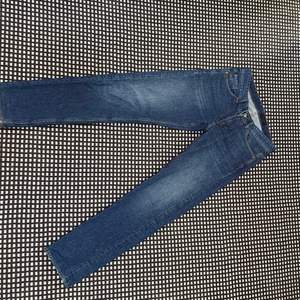 Säljer mina snygga Tiger of Sweden Jeans, då de inte kommer till användning! För fler bilder, kontakta mig! De är i väldigt fint skick och är sparsamt använda, inga defekter! Storleken är 29/32 herr, och passformen är straight fit. 