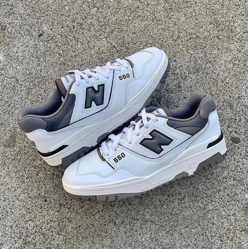 New Balance White and Dark Grey  Storlek:Size 42  Pris:Price 1500kr  Kan mötas upp i Stockholm 16.00-17.00 på vardagar. Meet up in Stockholm 16.00-17.00 only on weekdays.  Restock Price 1650kr  Priserna kan vi diskutera om. Skor.