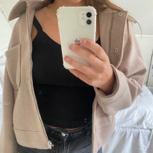 Jacka/kappa - Skit snygg jacka från NA-KD i stl 40 Hunnit använda en gång typ men kmr inte komma till användning❤️ 