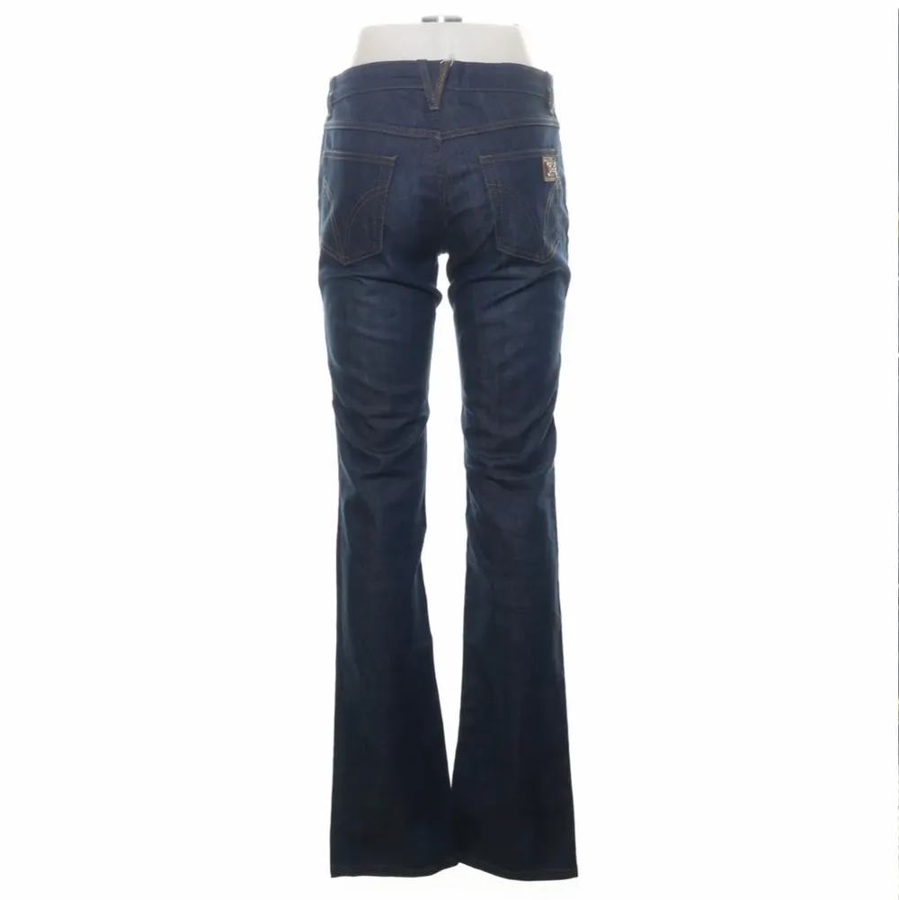 Så coola dolce and gabbana vintage low waist flare jeans!! Aldrig använda och så snygga till hösten och vintern. Perfekt längd på mig som e 170 . Jeans & Byxor.