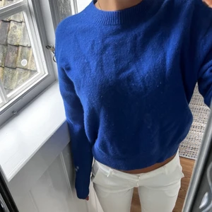 Blå sweatshirt  - Jag säljer min knappt använda fina blåa sweatshirt för 250kr!💕 Den sitter superbra och är i superskönt material💕 Den har blivit lite nopprig men det går lätt att ta bort med en noppbortagare eller försiktigt med en sax!!!💕💕