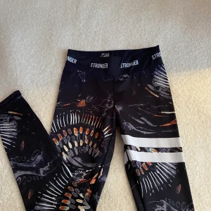 Tränings Tights - Ett par tränings tights från Stronger, höga i midjan och sitter på plats!!💕köparen står för frakten! 
