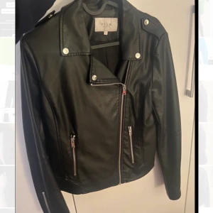 Skinnjacka  - Säljer min helt oanvända bara testad skinnjacka från vila.  Nypris 600kr säljer för 250kr😇